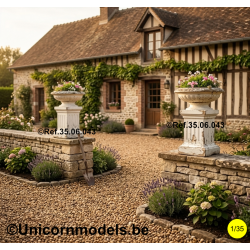 Piedestal with flower pot